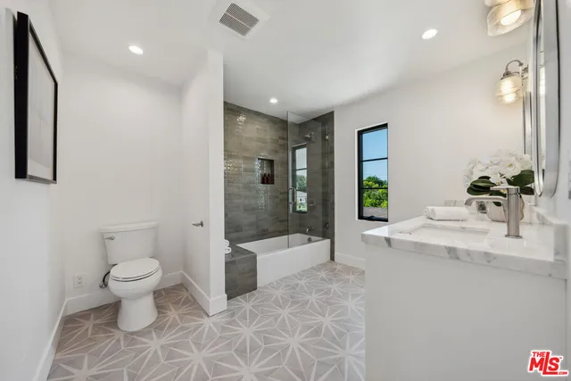 $2,445,000 | 4949 Sancola Avenue, Toluca Lake, CA 91601