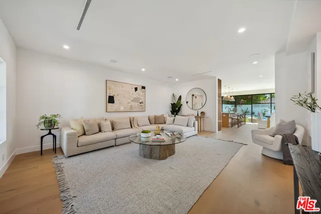 $2,445,000 | 4949 Sancola Avenue, Toluca Lake, CA 91601
