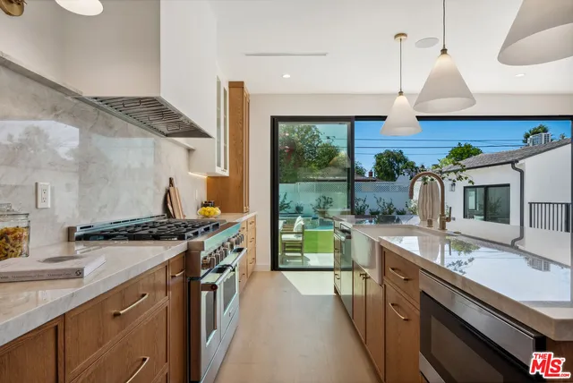 $2,445,000 | 4949 Sancola Avenue, Toluca Lake, CA 91601