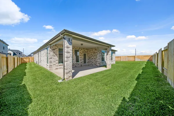 a view of a house with backyard and garden