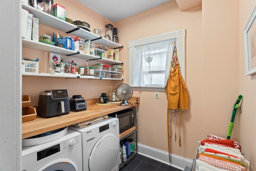 206 Rochambeau Avenue, Unit 1 Providence, RI 02906 - Photo 29 of 32
