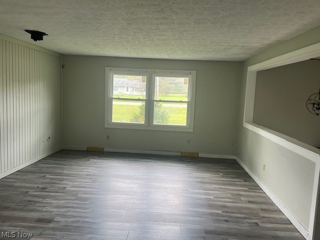 11930 Woodin Road Chardon, OH 44024 - Photo 4 of 22 Living room