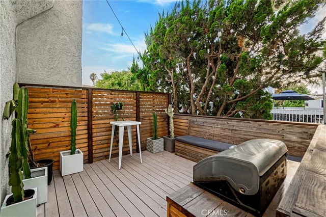 a view of a walk in a back yard