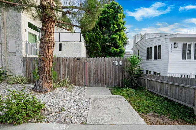 a view of a pathway of house with a trees