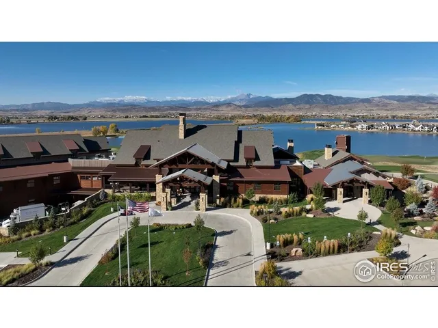 a black and white photo of a living room