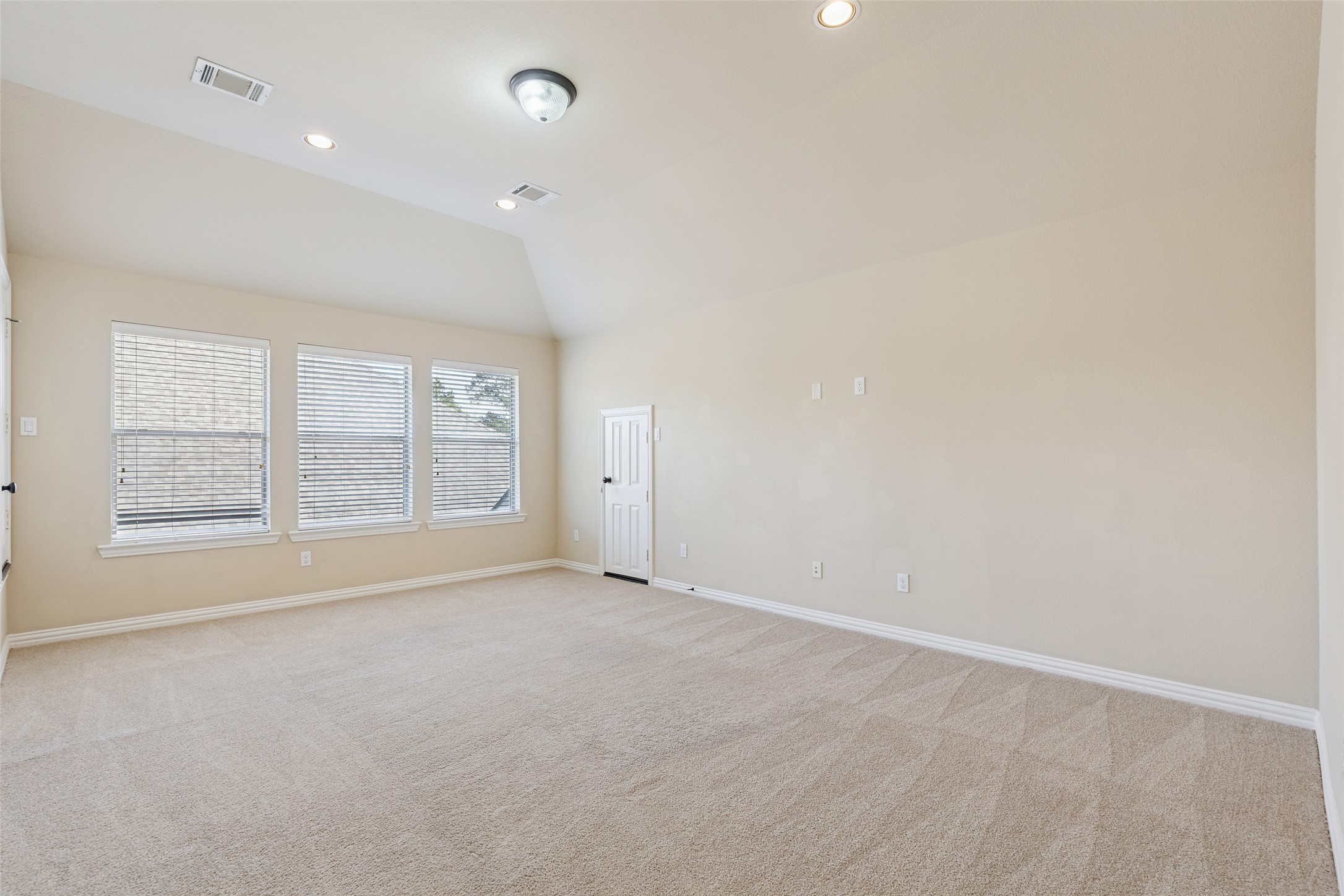 11 Vershire Circle Magnolia, TX 77354 - Photo 37 of 44 an empty room with windows and closet