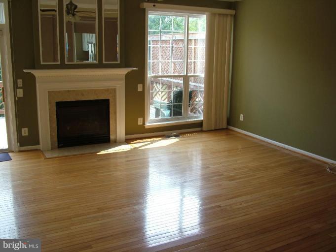 45692 Waterloo Station Square Sterling, VA 20166 - Photo 3 of 8 Living Room