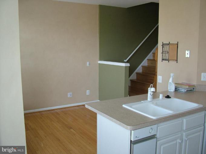 45692 Waterloo Station Square Sterling, VA 20166 - Photo 6 of 8 Library, Office, Playroom, or Breakfast area.