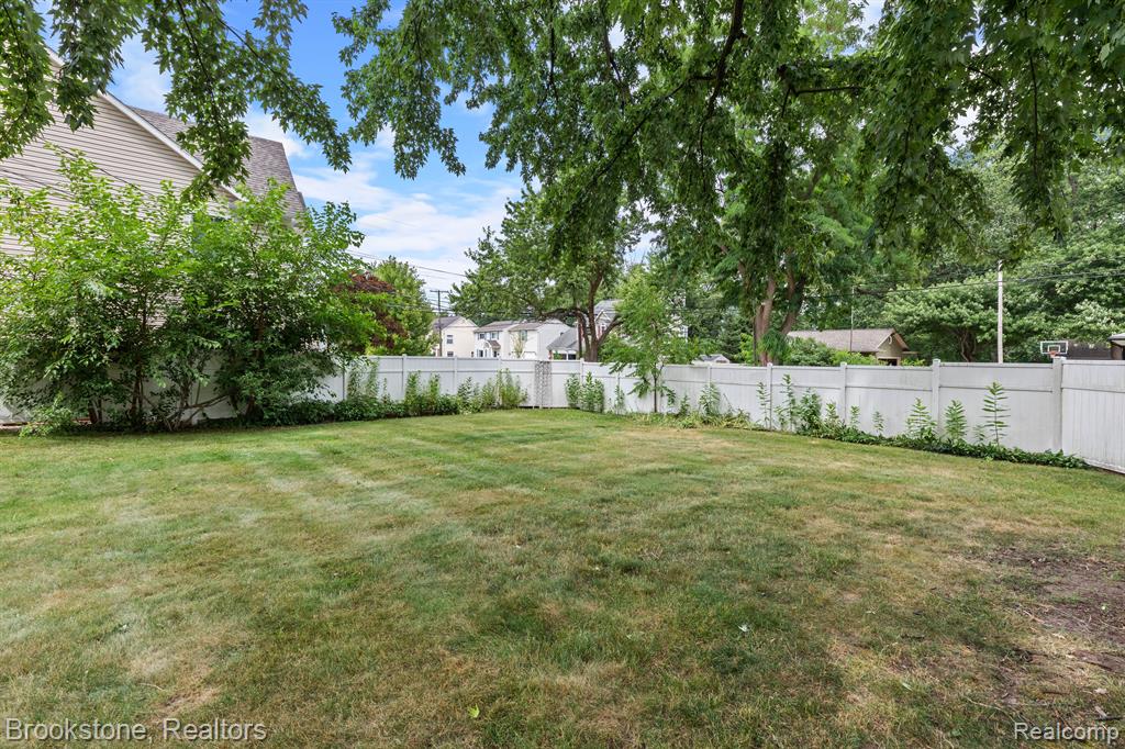 2120 Oxford Road Berkley, MI 48072 - Photo 33 of 42