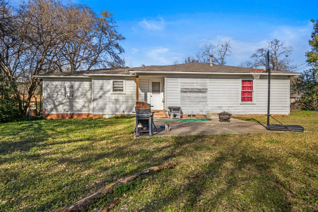 1210 East 4th Street Mount Pleasant, TX 75455 - Photo 25 of 28 a view of a house with backyard and sitting area