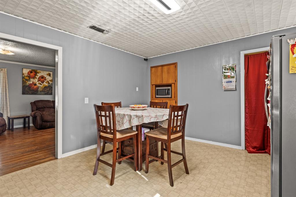 1210 East 4th Street Mount Pleasant, TX 75455 - Photo 7 of 28 a dining room with furniture and window