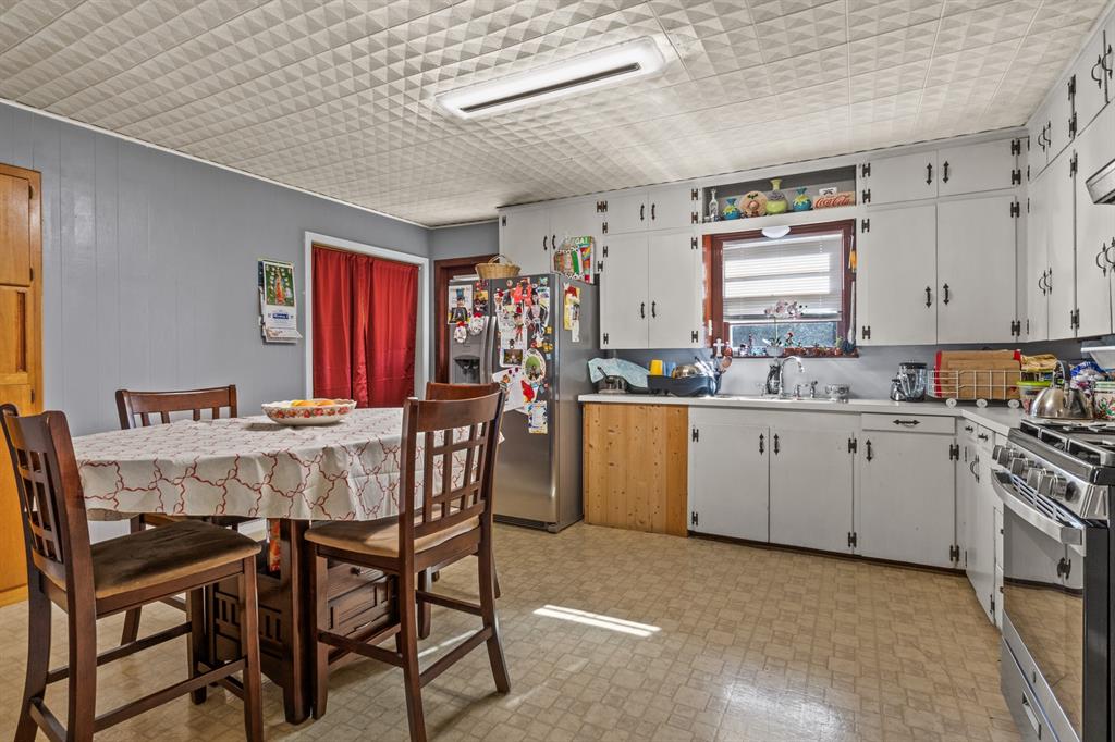 1210 East 4th Street Mount Pleasant, TX 75455 - Photo 8 of 28 a view of kitchen with cabinets table and chairs