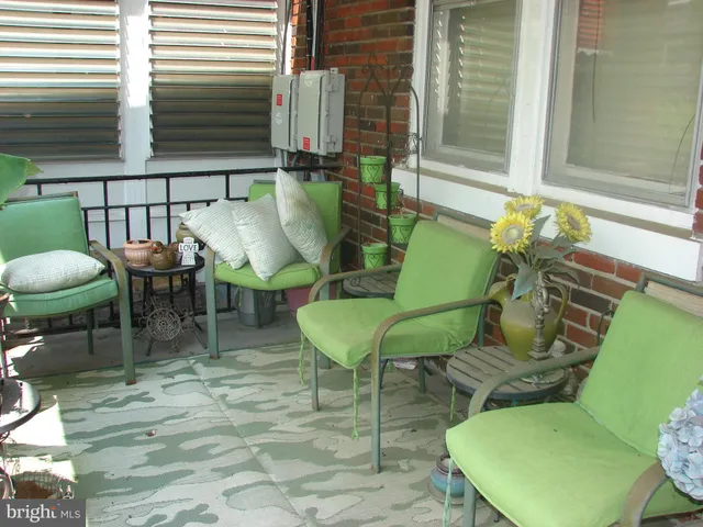 a view of a back yard