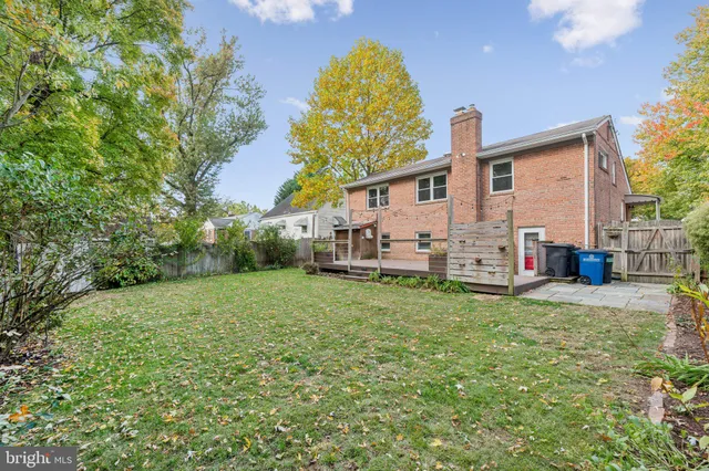 a view of a house with backyard