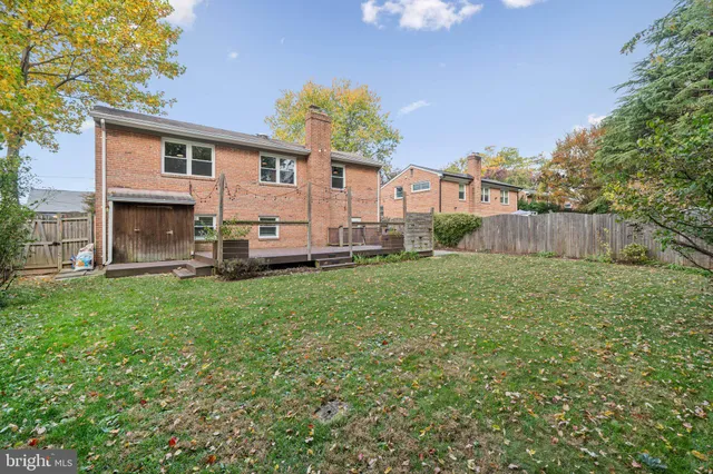 a view of a house with backyard and a tree