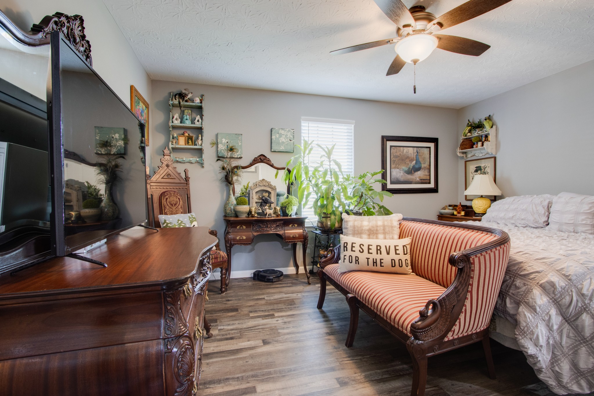 266 Buffalo Road Carthage, TN 37030 - Photo 19 of 35 a living room with furniture and a flat screen tv