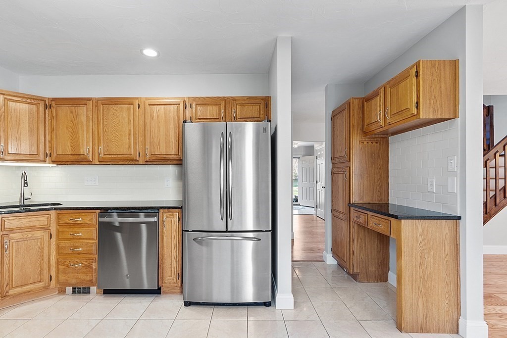 608 Ridgefield Circle, Unit A Clinton, MA 01510 - Photo 4 of 34 Gallery Image 4
