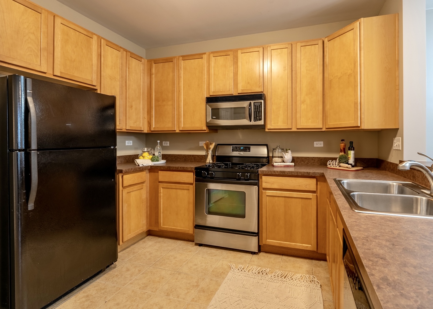 159 Springbrook Trail South Oswego, IL 60543 - Photo 19 of 32 a kitchen with a refrigerator stove and microwave