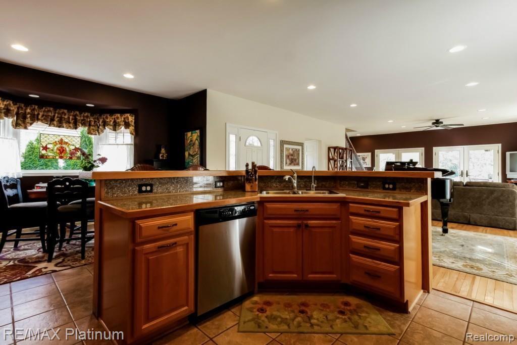 9033 Riverside Drive Brighton, MI 48116 - Photo 33 of 90 018-Kitchen-1933156-medium.jpg