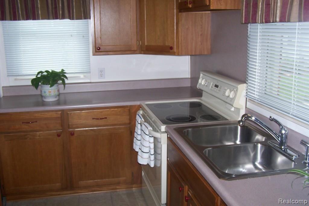 15098 Merriman Road Livonia, MI 48154 - Photo 4 of 17 100_6388.jpg