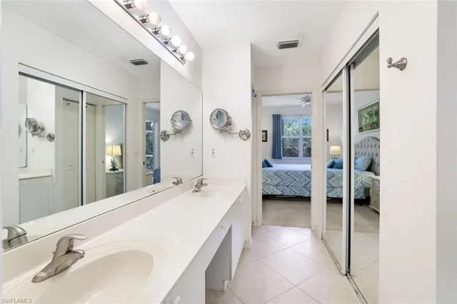 a en suite bathroom with a double vanity sink and mirror