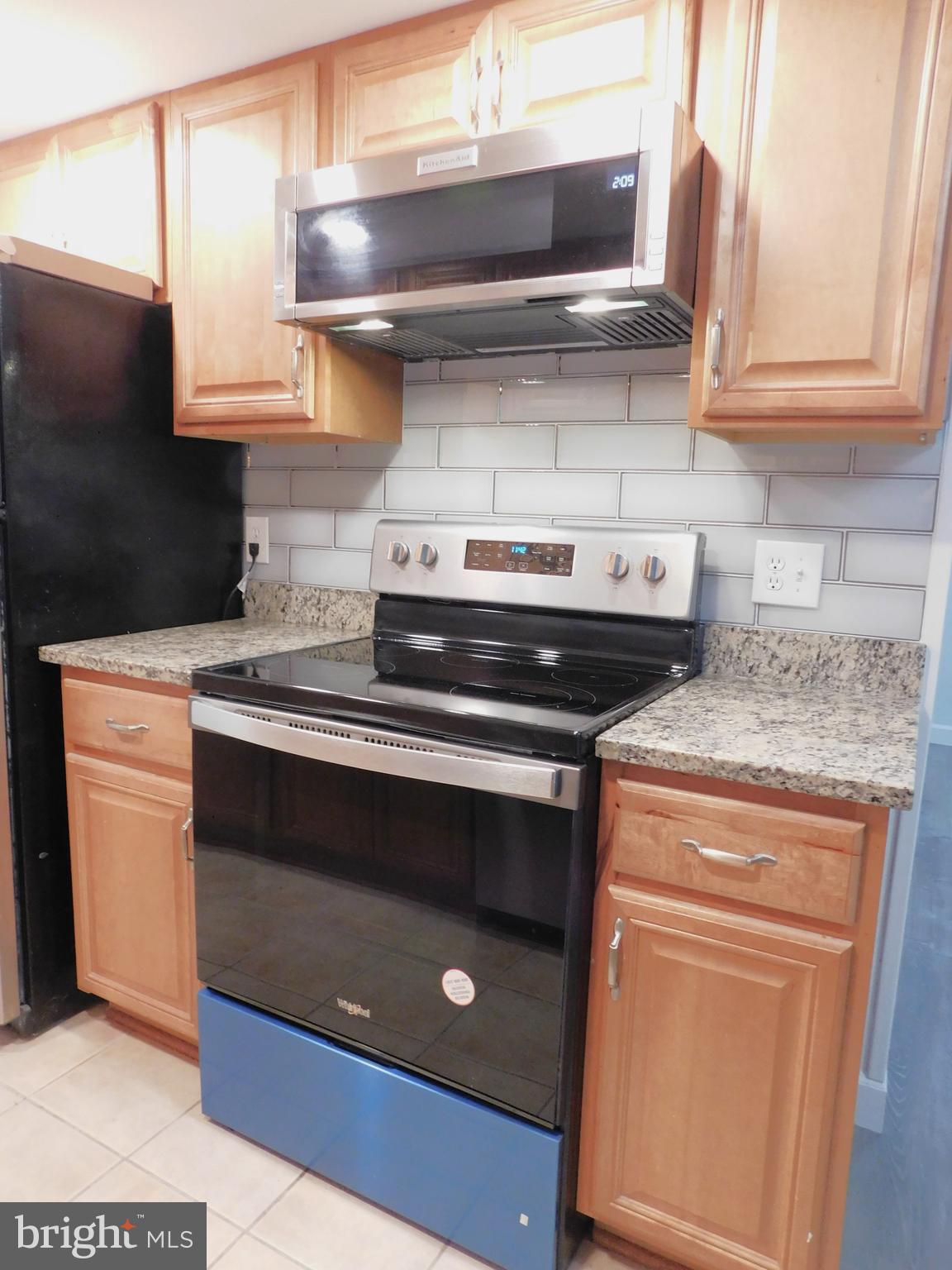 11601 Stoneview Square, Unit 11C Reston, VA 20191 - Photo 11 of 37 Newly installed built-in Kitchen Aid microwave