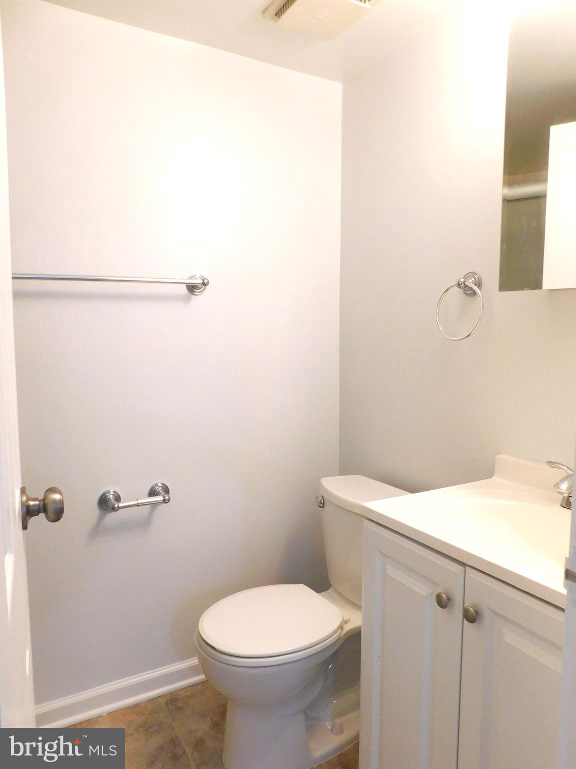 11601 Stoneview Square, Unit 11C Reston, VA 20191 - Photo 21 of 37 Primary FBA with w-in tiled shower,floor, & vanity