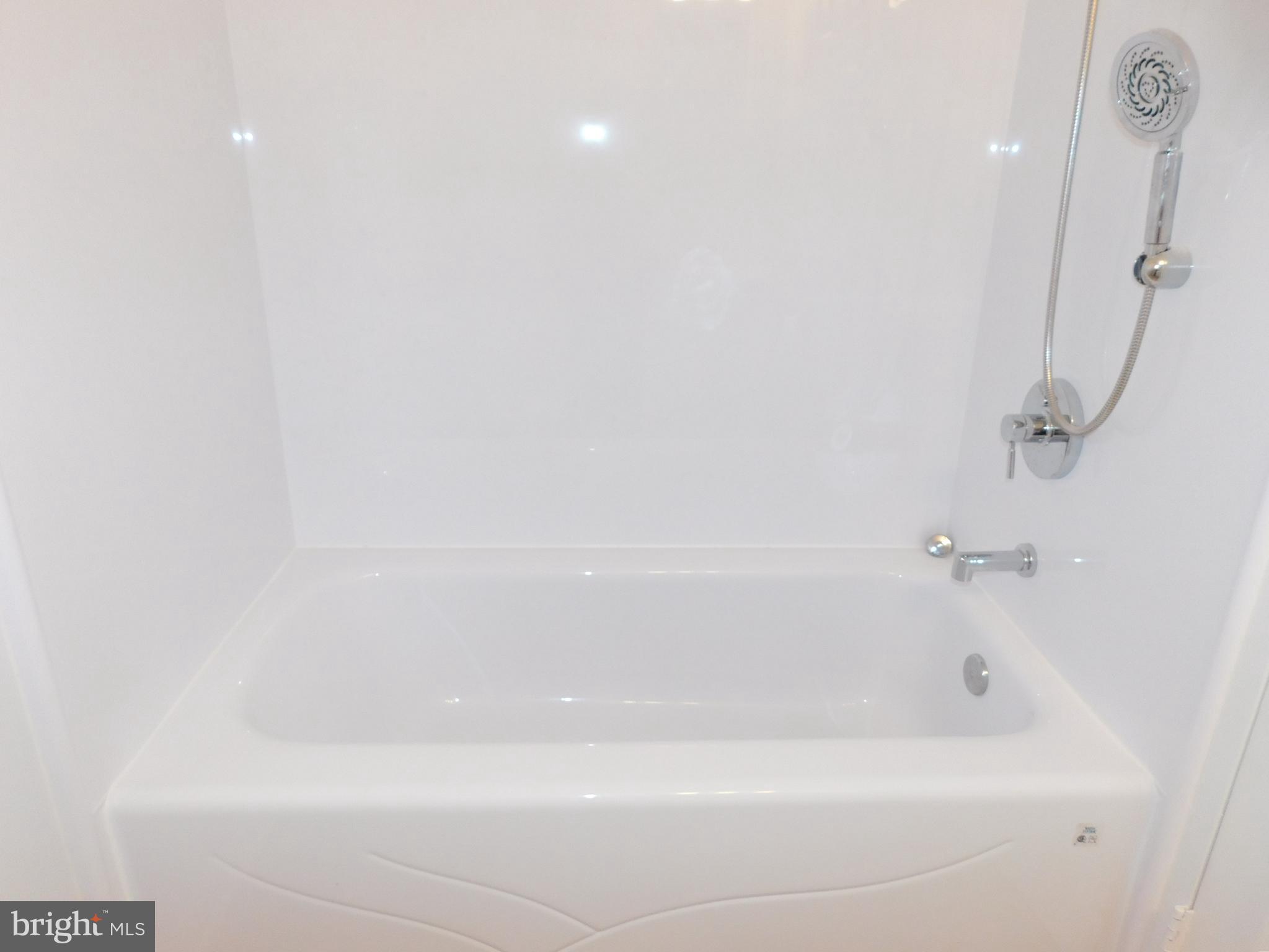 11601 Stoneview Square, Unit 11C Reston, VA 20191 - Photo 30 of 37 Easy clean/custom acrylic bath tub/ surround: 3/24