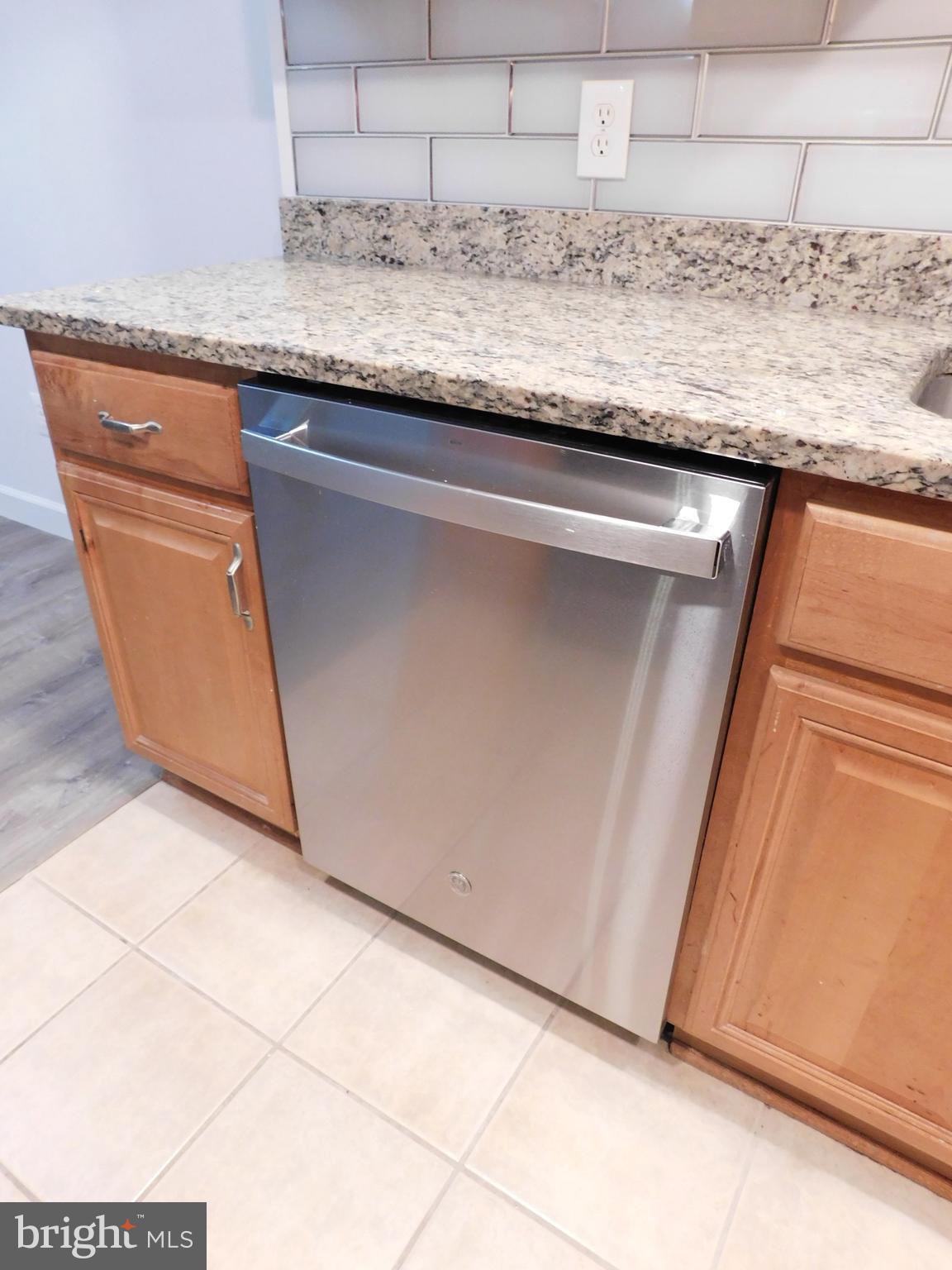 11601 Stoneview Square, Unit 11C Reston, VA 20191 - Photo 9 of 37 Venetian Gold granite includes all the kit colors