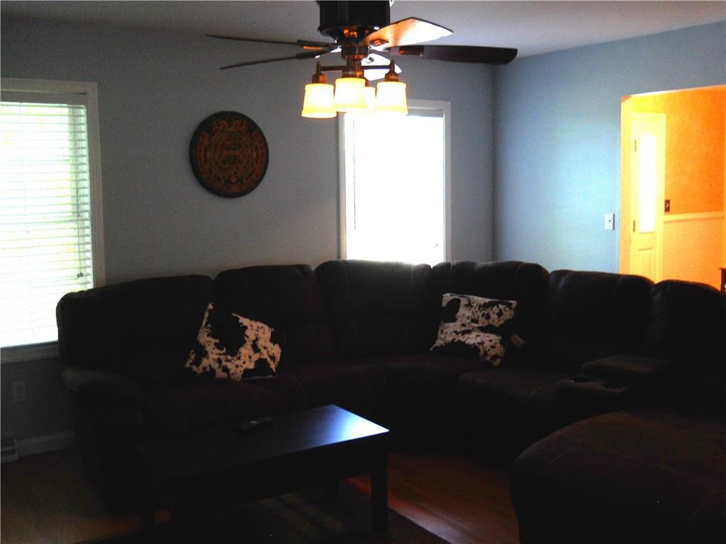 635 Main Street McKees Rocks, PA 15136 - Photo 3 of 20 Living room
