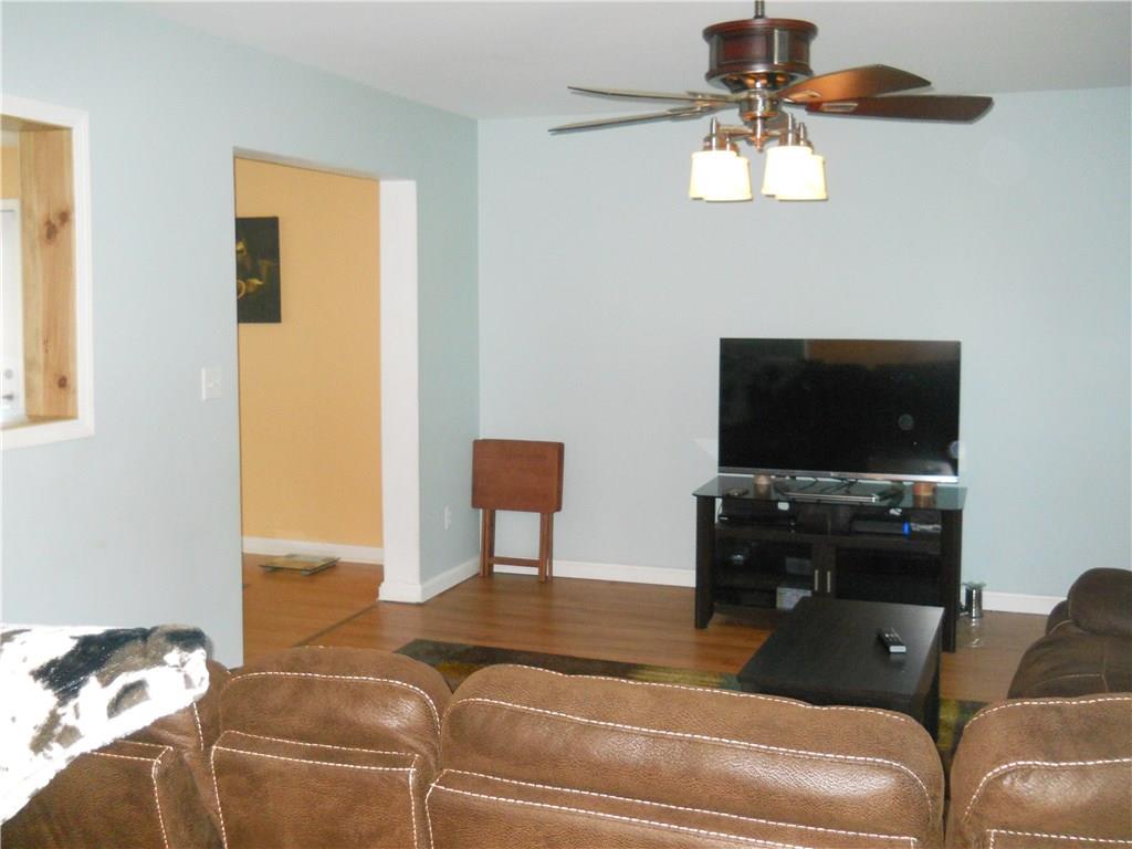 635 Main Street McKees Rocks, PA 15136 - Photo 4 of 20 Living room
