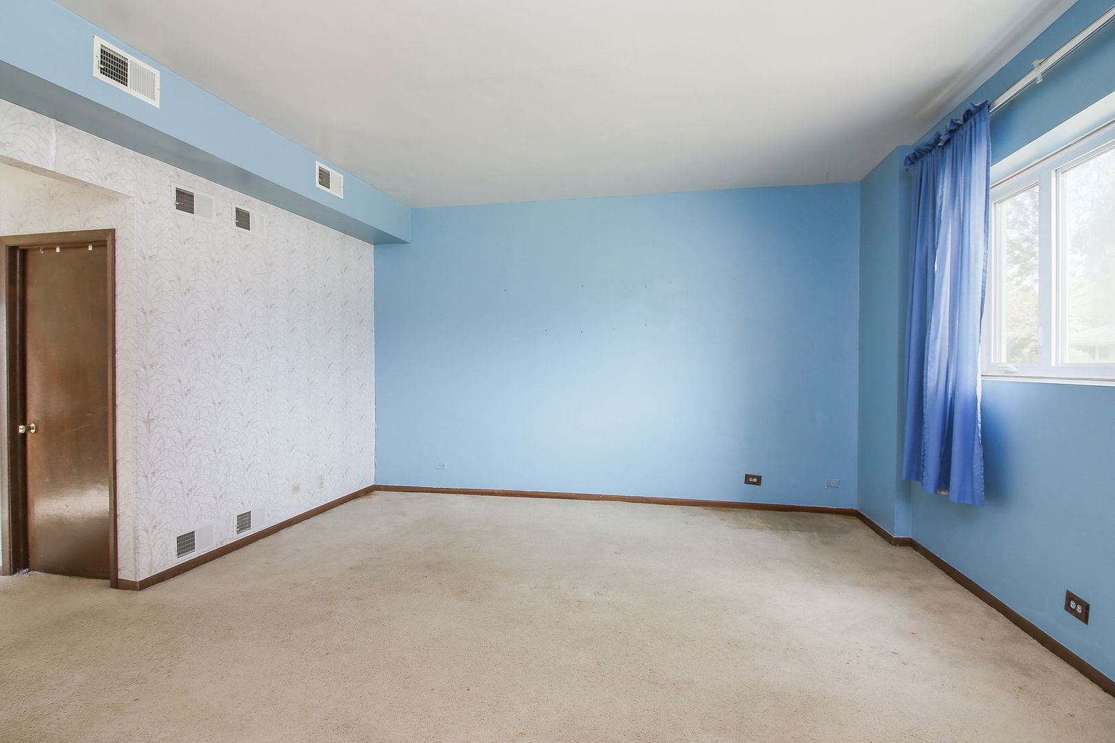 3848 Harrison Avenue Brookfield, IL 60513 - Photo 7 of 12 a view of an empty room with a window