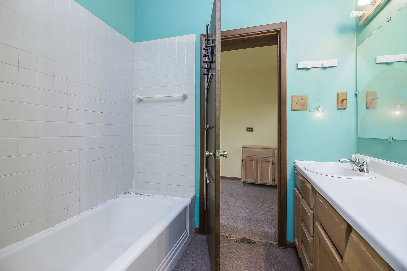 3848 Harrison Avenue Brookfield, IL 60513 - Photo 10 of 12 a bathroom with a tub sink and mirror