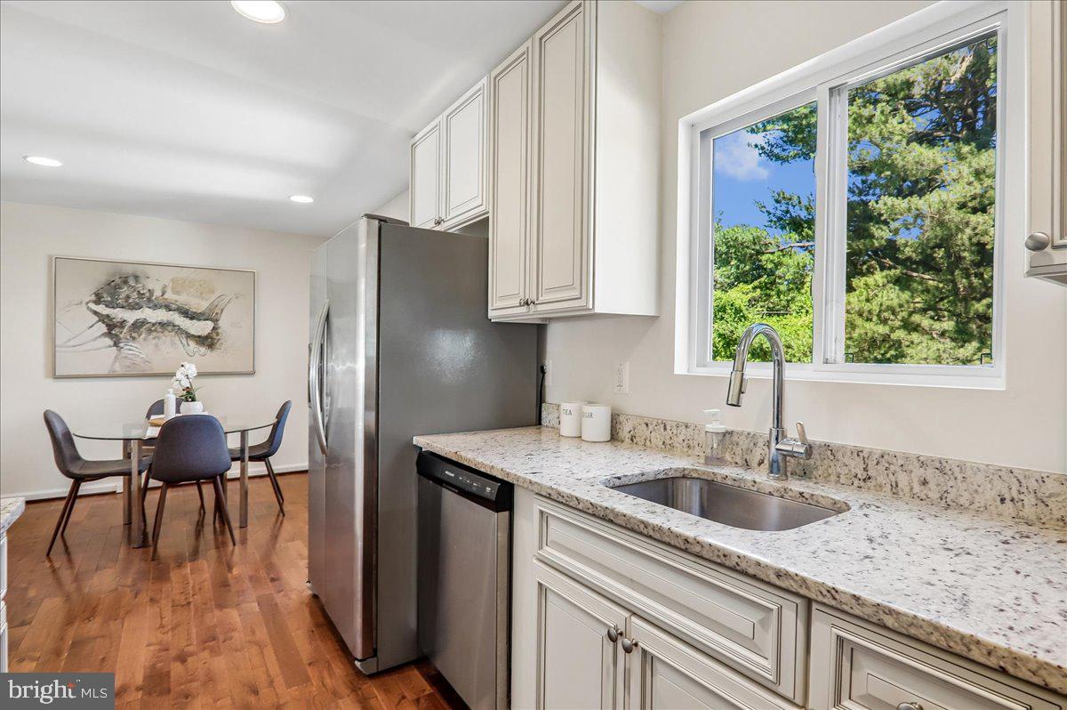 9235 Hummingbird Terrace Gaithersburg, MD 20879 - Photo 19 of 61 Kitchen and Dining Area