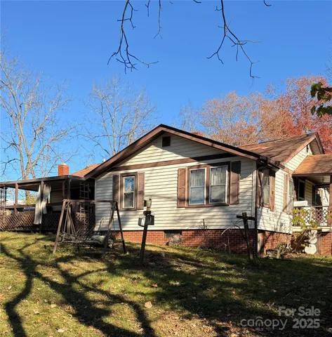a view of a house with backyard