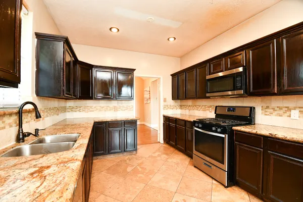 $2,200 | 4306 West Thunderwood Circle, Fresno, TX 77545