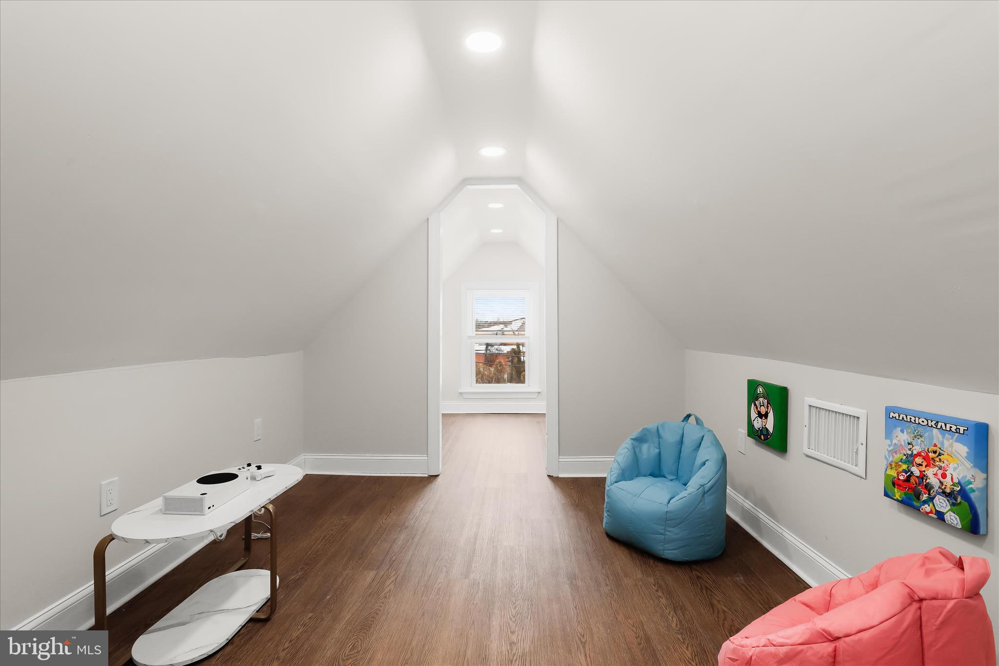 701 East 43rd Street Baltimore, MD 21212 - Photo 36 of 47 a room with furniture and wooden floor