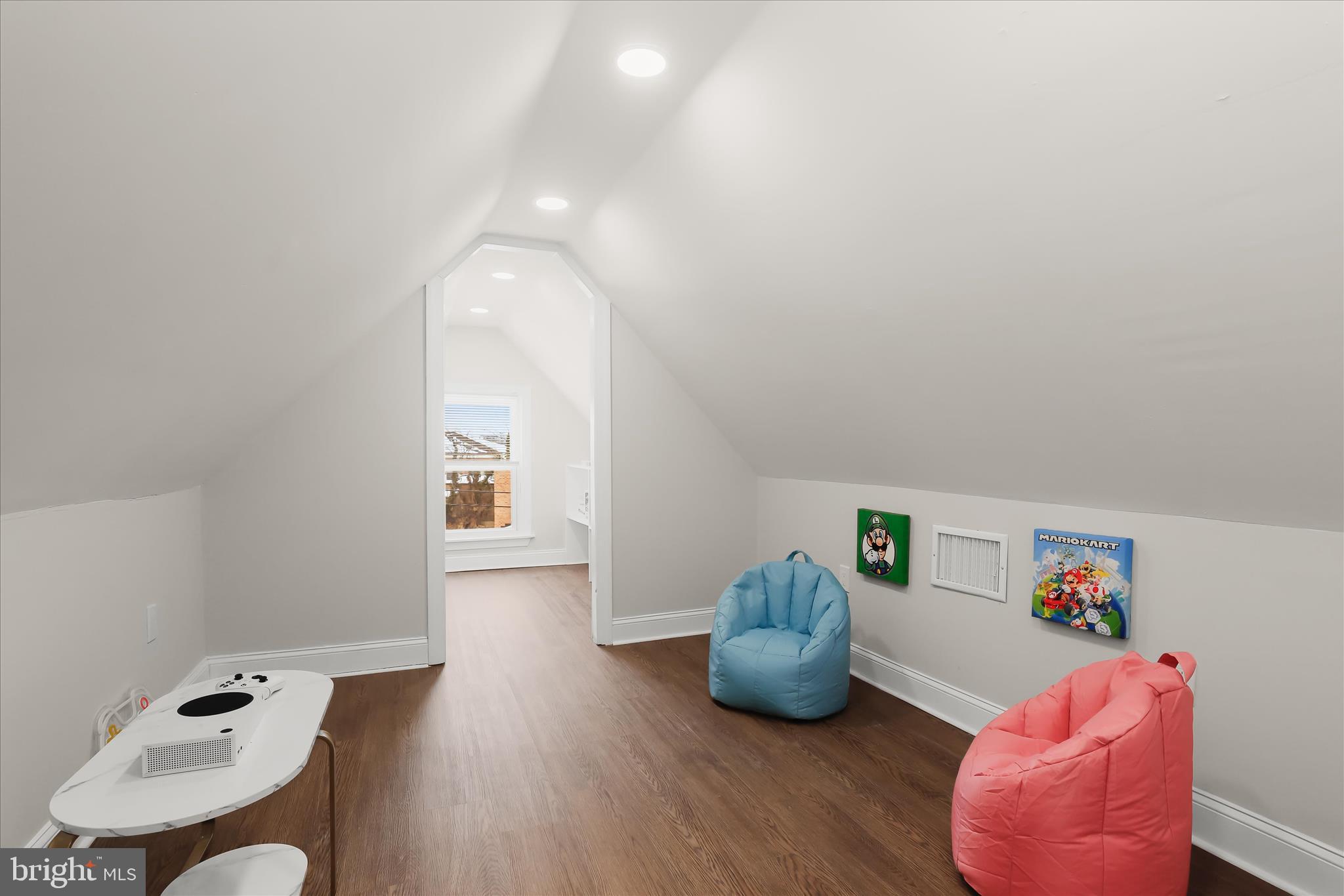 701 East 43rd Street Baltimore, MD 21212 - Photo 37 of 47 a workspace with furniture and wooden floor