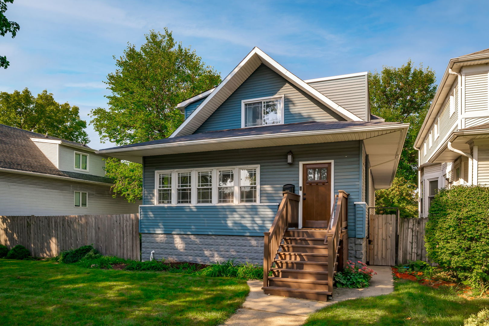 803 South Maple Avenue Oak Park, IL 60304 - Photo 2 of 31 a front view of a house with garden