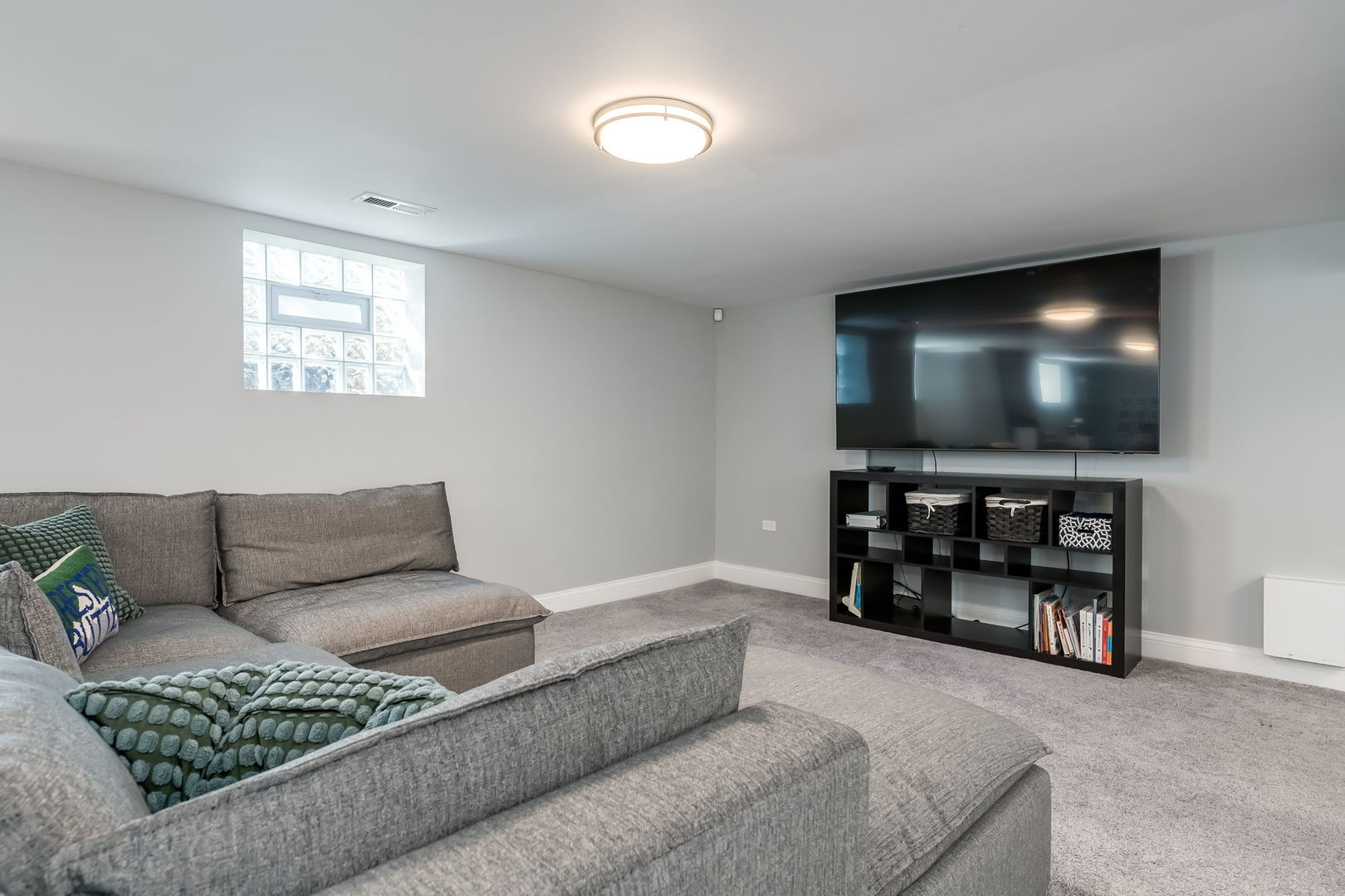 803 South Maple Avenue Oak Park, IL 60304 - Photo 21 of 31 a living room with furniture and a flat screen tv
