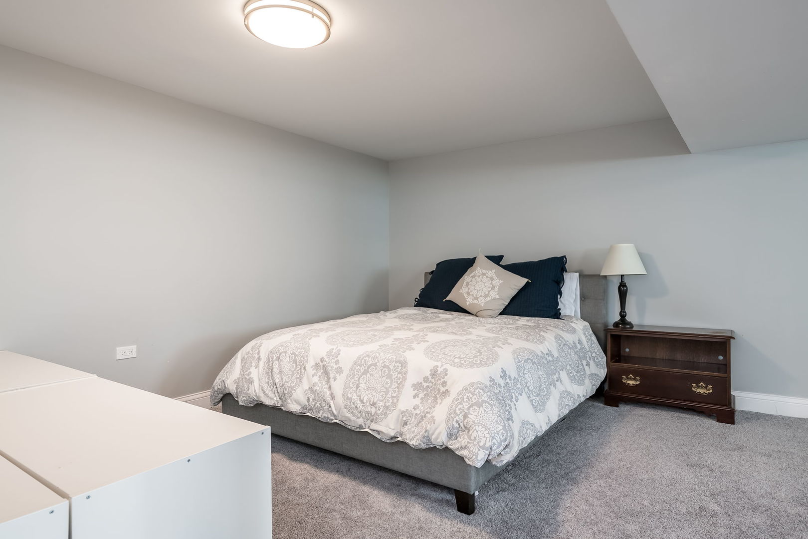 803 South Maple Avenue Oak Park, IL 60304 - Photo 22 of 31 a bed sitting in a bedroom next to a lamp