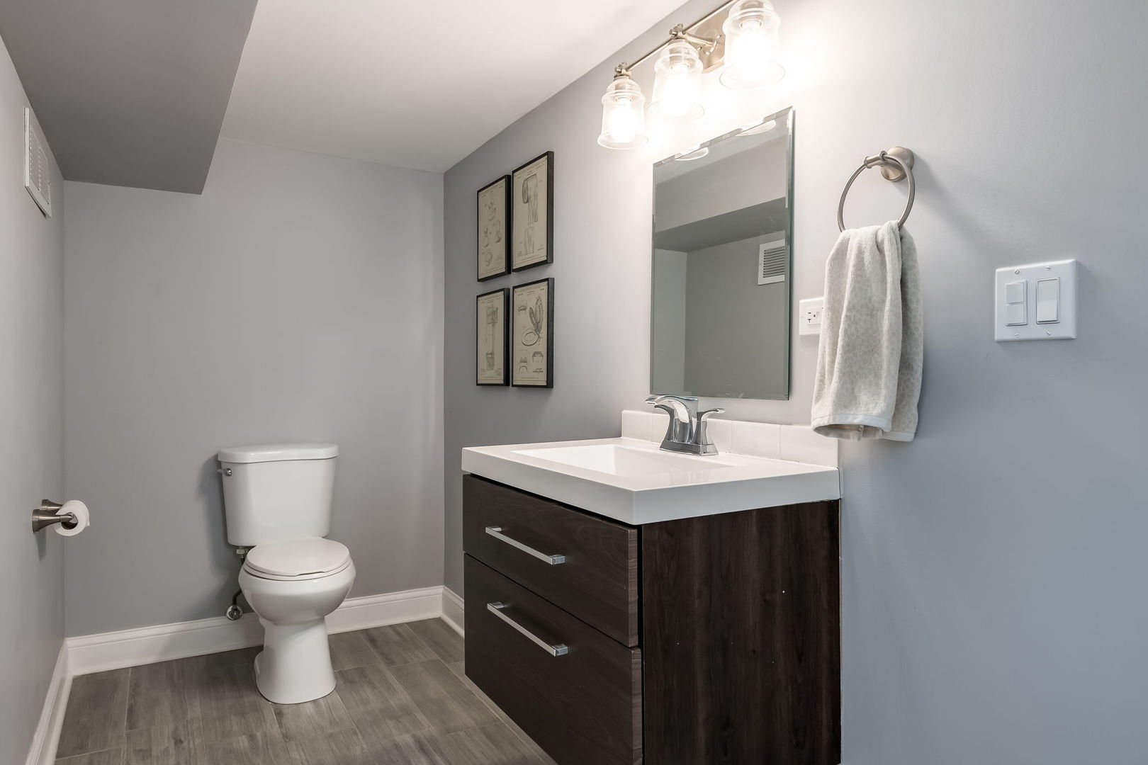803 South Maple Avenue Oak Park, IL 60304 - Photo 23 of 31 a bathroom with a toilet sink and mirror