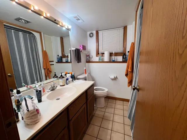 $1,800 | 509 East Lake Avenue, Unit B, Round Lake Beach, IL 60073