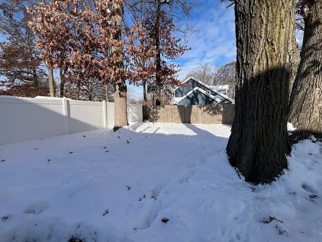 $1,800 | 509 East Lake Avenue, Unit B, Round Lake Beach, IL 60073