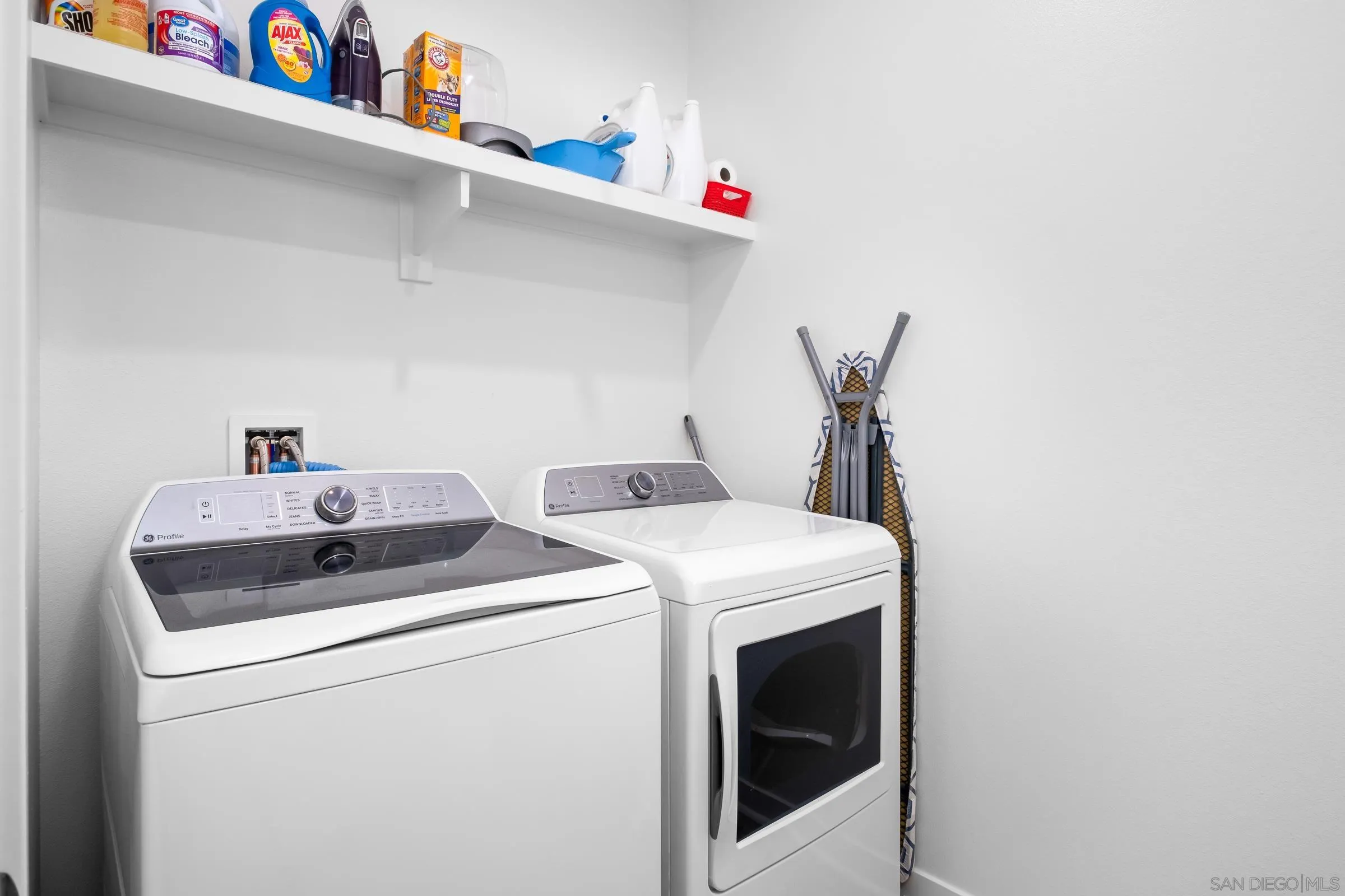35164 Orchard Trail Fallbrook, CA 92028 - Photo 9 of 52 a utility room with dryer and washer