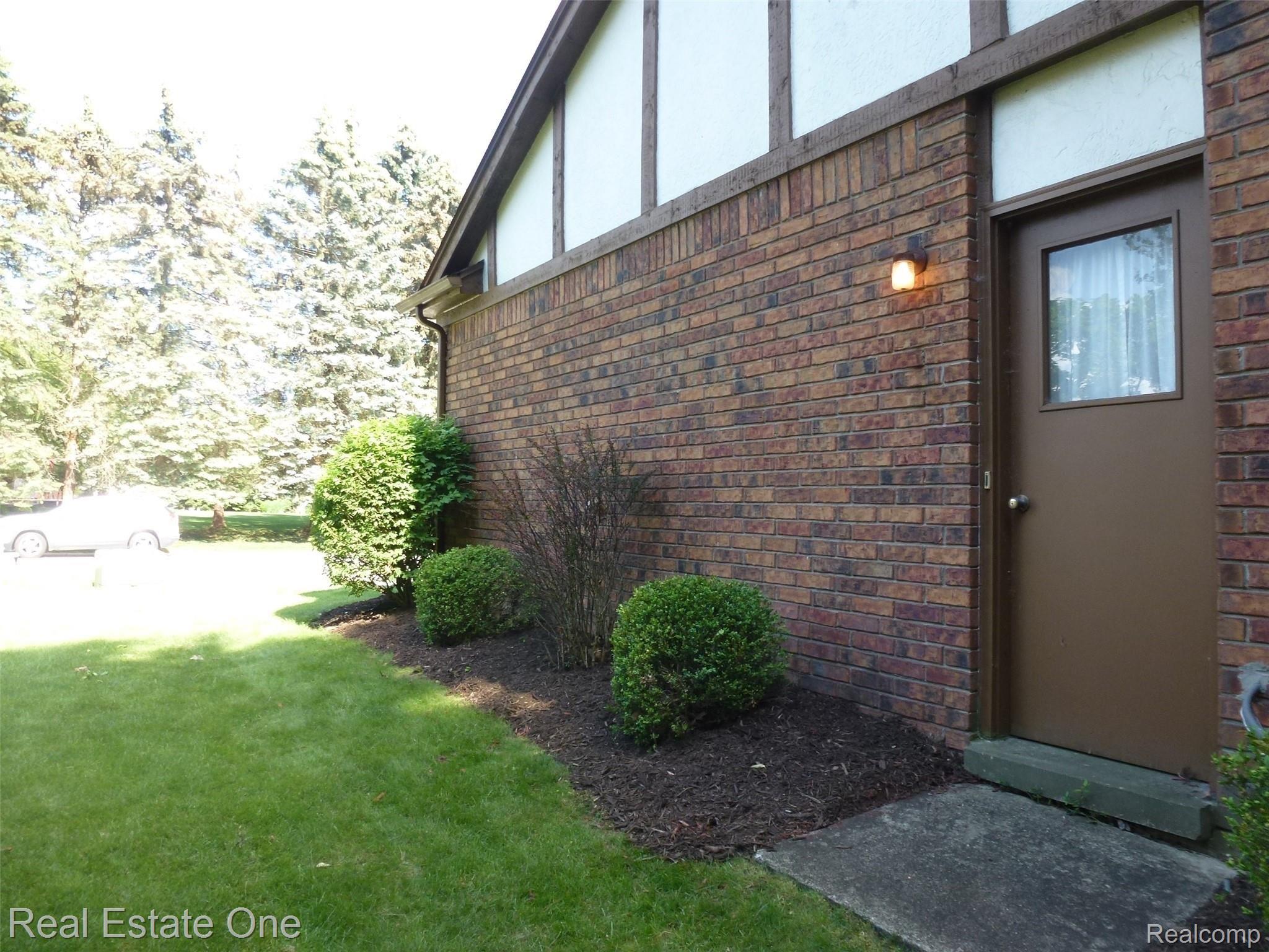 634 Shellbourne Drive Rochester, MI 48309 - Photo 4 of 52 P1070164.JPG Side of Garage