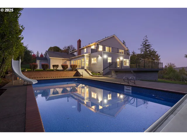 a view of a yard in front of the house