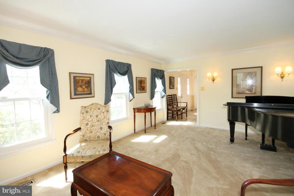9919 Natick Road Burke, VA 22015 - Photo 4 of 30 Living Room