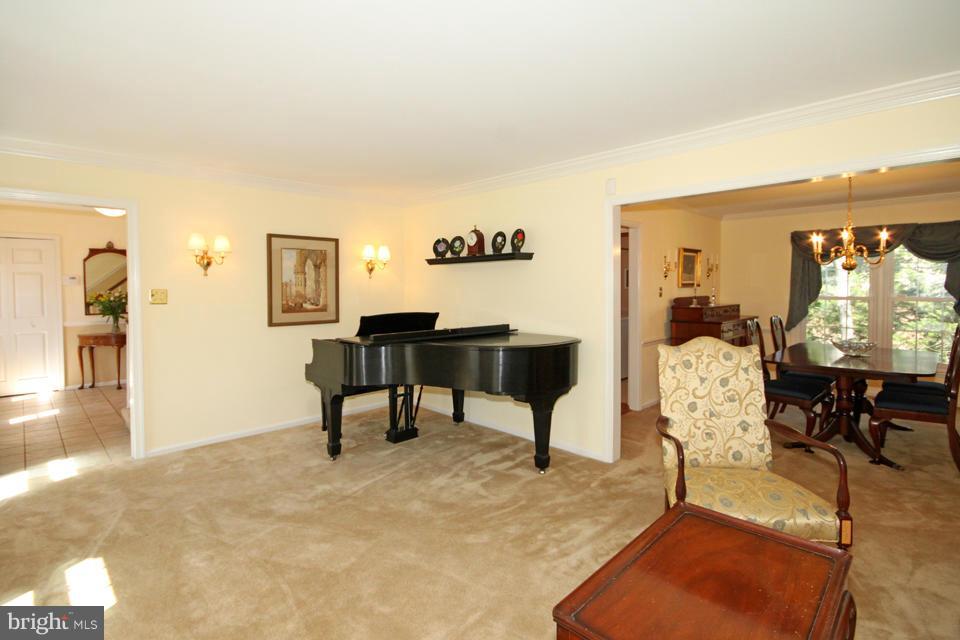 9919 Natick Road Burke, VA 22015 - Photo 5 of 30 Living Room