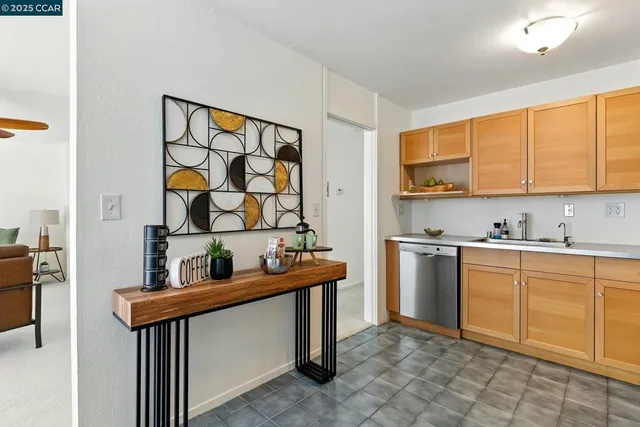$319,000 | 193-193 Montecito Avenue, Unit 303, Oakland, CA 94610
